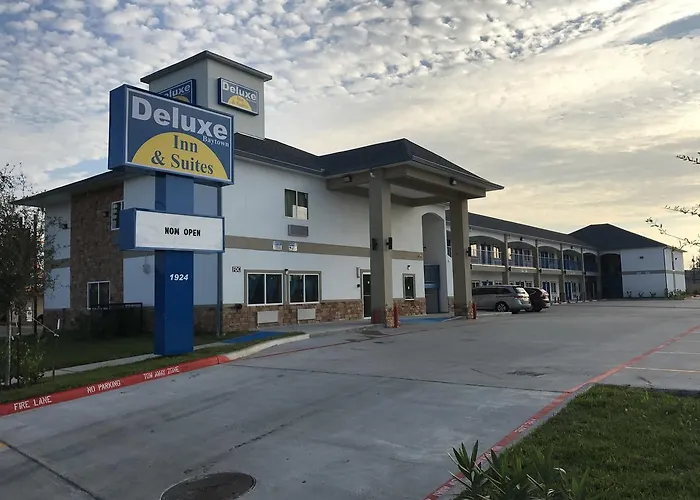 Deluxe Inn & Suites - Baytown
